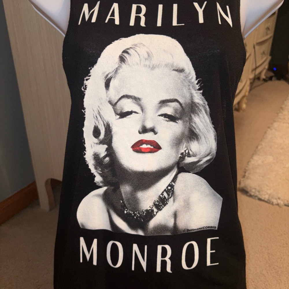 Marilyn Monroe collection
￼ size large
￼ cut off black tank top
￼ mint condition - Picture 5 of 13
